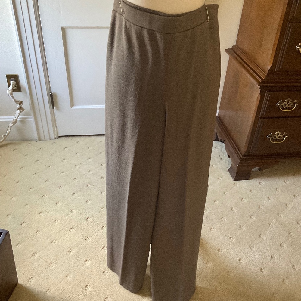 St John size 12 taupe knit slacks